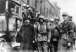 Hitler Putsch (8.-9.11.1923). - Stoßtrupp Hitlers verhaftet sozialistische Stadträte