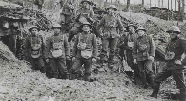 Tentara marinir Amerika Serikat saat Perang Dunia I di Prancis, 1918.