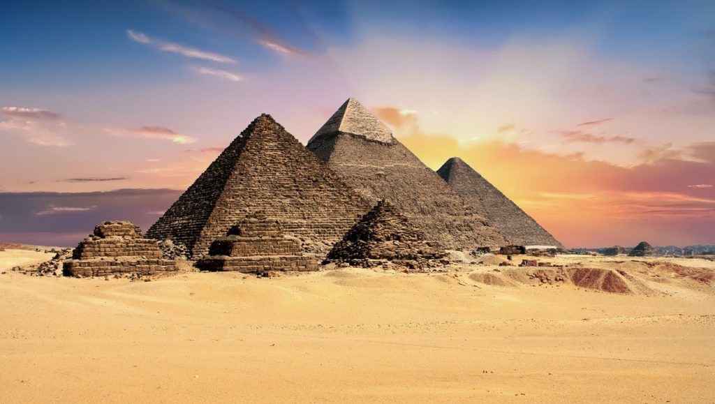 Piramida di Mesir menggunakan Luas Permukaan Limas Segi Empat.