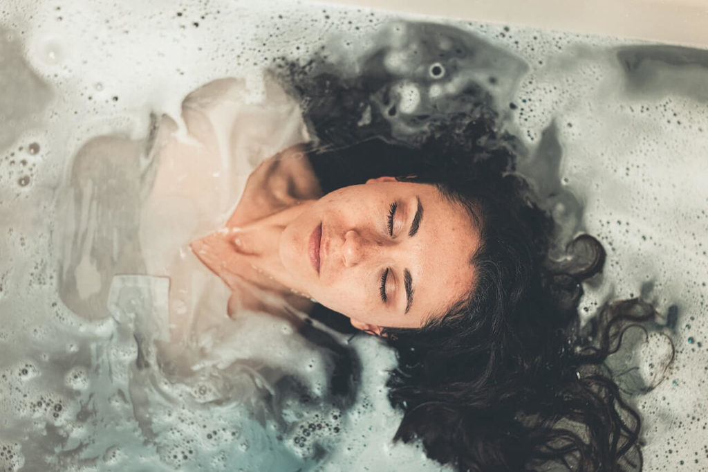 Mitos mandi malam bisa menyebabkan rematik