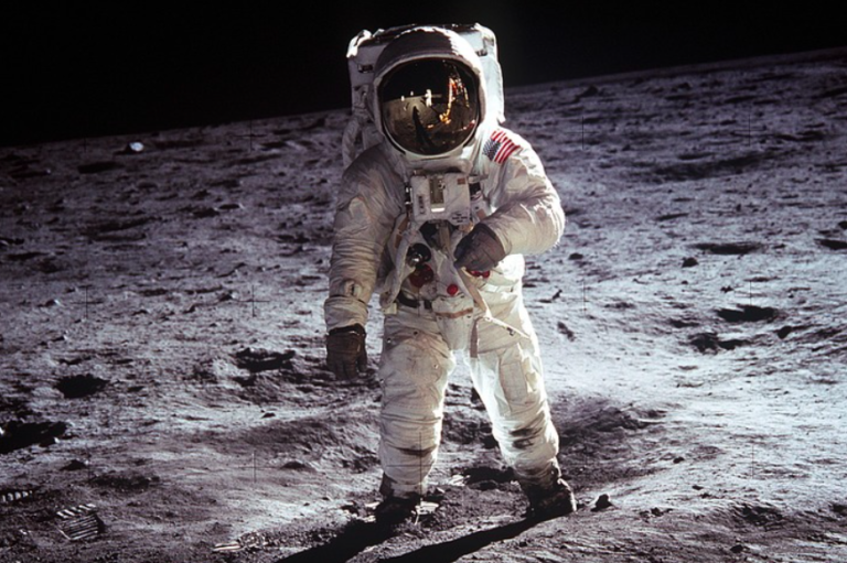 Mengenang 62 Tahun Pendaratan Neil Armstrong dan Buzz Aldrin di Bulan 29