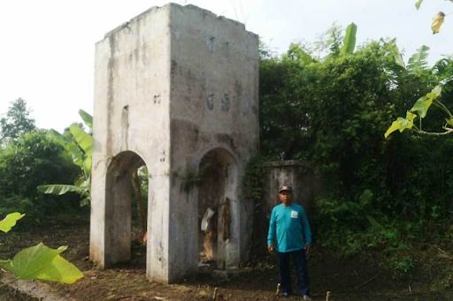 Tandon air peninggalan masa kolonial Belanda di Desa Kecamatan Polanharjo sudah dikelilingi semak