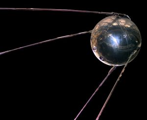 Sputnik, satelit buatan pertama oleh Soviet (Foto: Domain Publik Amerika Serikat dari NASA)