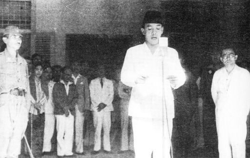 Soekarno membacakan naskah Proklamasi Kemerdekaan Republik Indonesia yang sudah diketik oleh Sayuti Melik dan telah ditandatangani oleh Soekarno-Hatta