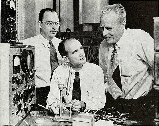 John Barden, William Shockley, dan Walter Brattain berurutan dari sebelah kiri (Foto:  Bell telephone magazine, 1948)