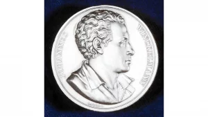 Johann Winckelmann, portrait on a commemorative medal. (Foto: www.britannica.com, Photos.com/Jupiterimages)