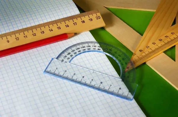 Ilustrasi Busur yang digunakan dalam menghitung besaran sudut  (dok:  Pixabay oleh ds_30)
