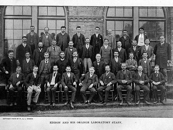 Edison dan Rekan-Rekan Kerjanya di Laboratory of West Orange