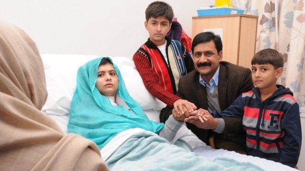 Kunjungan Keluarga Malala di Rumah Sakit