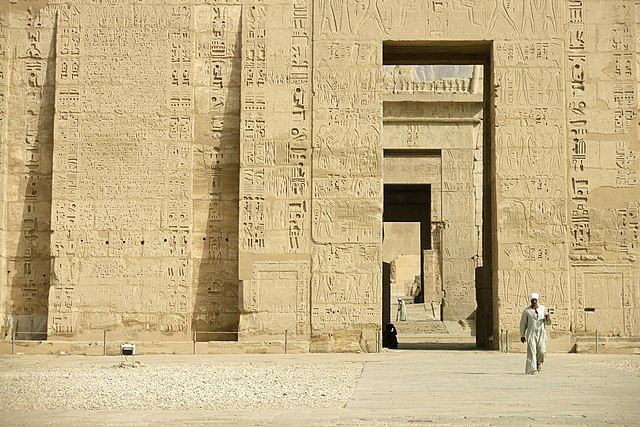 Bangunan Mesir Kuno (Foto: https://creativecommons.org/licenses/by/4.0 by Vyacheslav Argenberg)