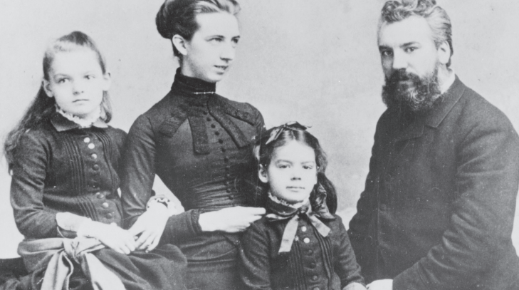Bell beserta Mabel dan kedua putri mereka (1885)