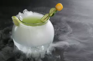 Ilustrasi minuman dengan hiasan dry ice (Dok.https://creativecommons.org/licenses/by-sa/4.0)