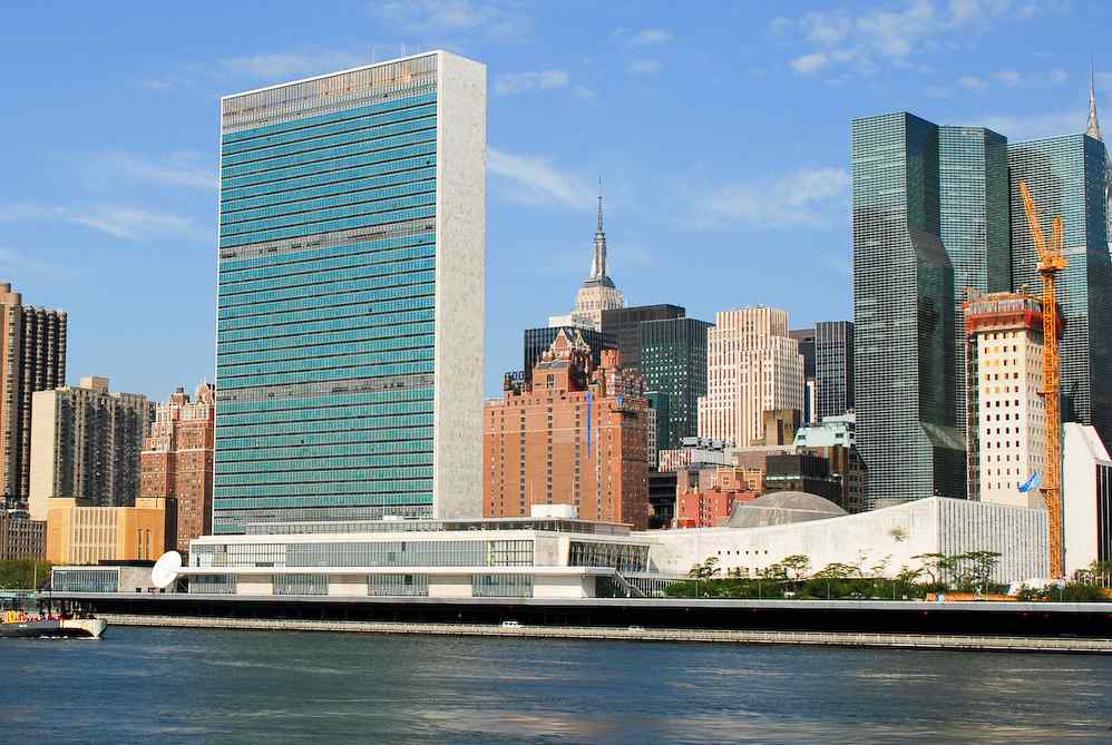 Markas PBB, organisasi yang mencetuskan terbentuknya Komisi Tiga Negara Zenius Education