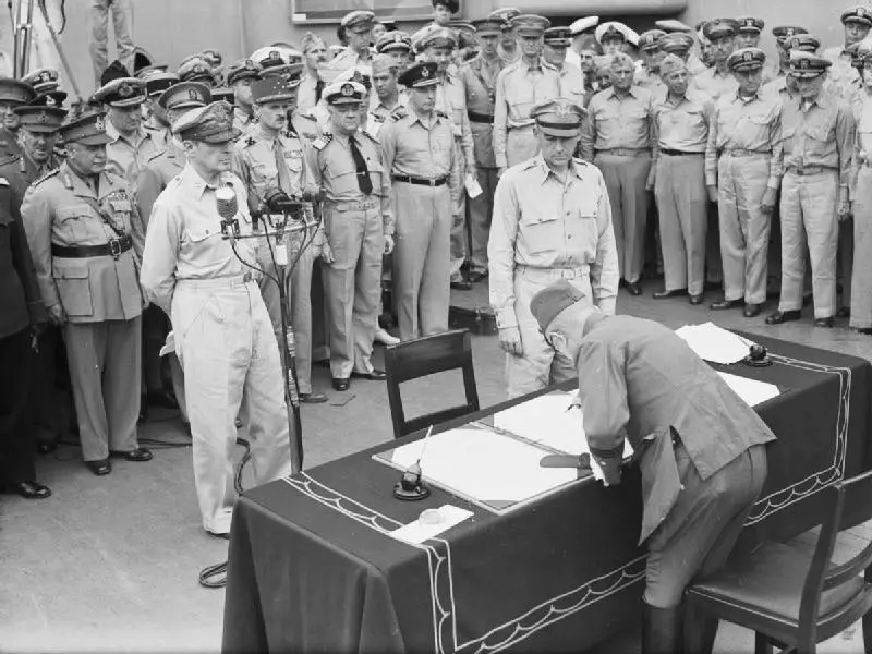 Penandatanganan surat atas penyerahan Jepang kepada Sekutu (Dok. Wikimedia Commons)