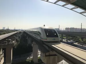 Ilustrasi kereta cepat Shanghai Maglev (Doc そらみみ via https://creativecommons.org/licenses/by-sa/4.0)