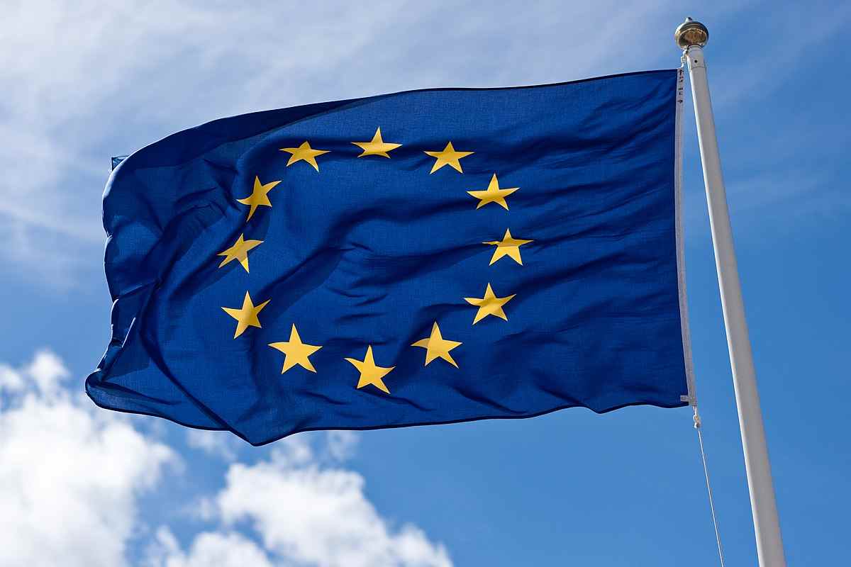 Bendera Uni Eropa organisasi ekonomi regional dan global Zenius Education