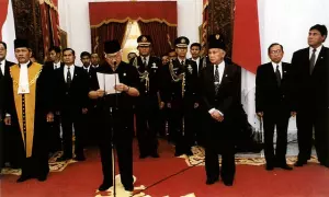 Ilustrasi Soeharto menyerahkan jabatan kepada BJ Habibie (Dok. Kantor Wakil Presiden RI via Public Domain)