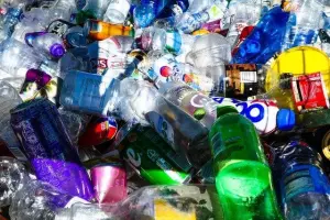 Ilustrasi sampah botol plastik sekali pakai (Dok. Nick Fewings via Unsplash)