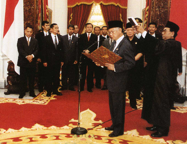 B. J. Habibie dilantik menggantikan Soeharto sebagai presiden (dok. Picryl)