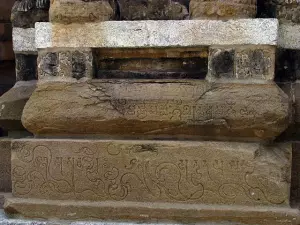 Transkrip aksara Pallawa yang ada pada batu Zenius Education