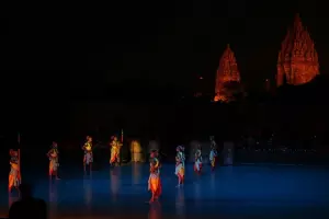Pertunjukan wayang orang dengan kisah Ramayana di Candi Prambanan Zenius Education