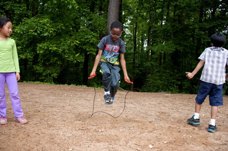 Permainan anak tradisional lompat tali.