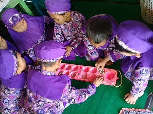 Permainan anak tradisional congklak.