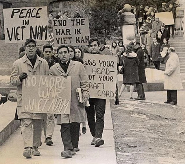 protes mahasiswa terhadap keterlibatan Amerika Serikat dalam Perang Vietnam.
