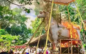 Prosesi pembakaran jenazah pada upacara Ngaben di Bali Zenius Education