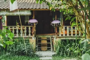 Desain rumah Bali yang terdiri dari atap, ruang tinggal, dan undak-undak sebagai alas rumah Zenius Education