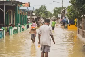 Banjir yang menggenangi sebuah desa.