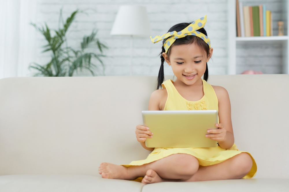 Belajar coding dapat membantu anak meningkatkan kemampuan digital literacy.
