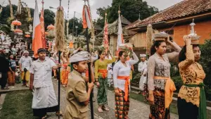 Upacara keagamaan di Bali yang diikuti banyak orang Zenius Education