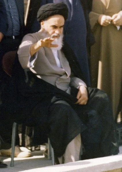 Khomeini merupakan tokoh pemimpin Revolusi Islam di Iran.