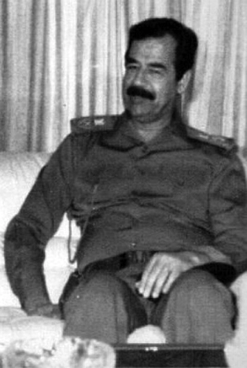 Saddam Hussein adalah tokoh pemimpin Irak pada Perang Teluk.