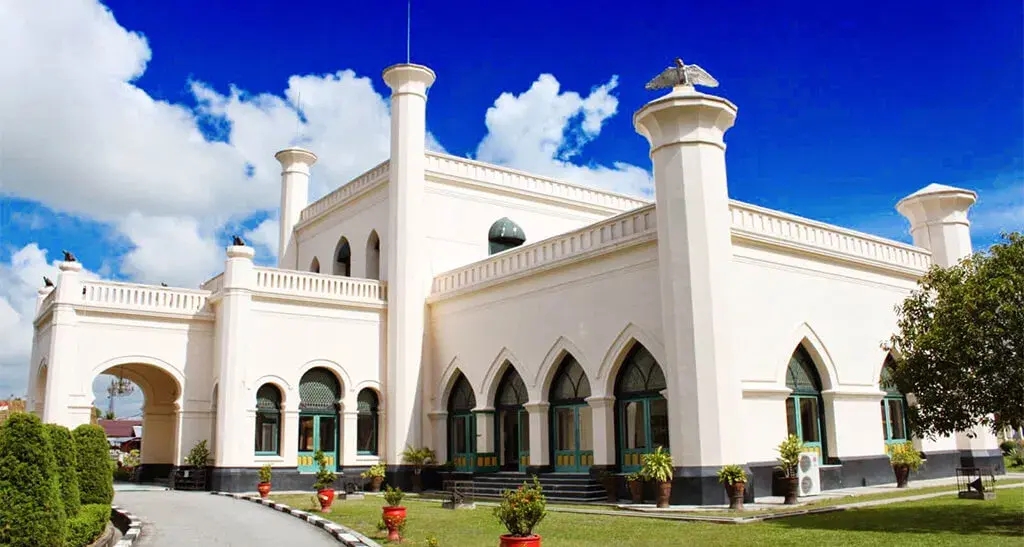 Bangunan Istana Kesultanan Siak di Riau.