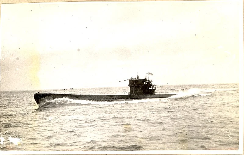 Ilustrasi kapal u boat Jerman Perang Dunia II di lautan.
