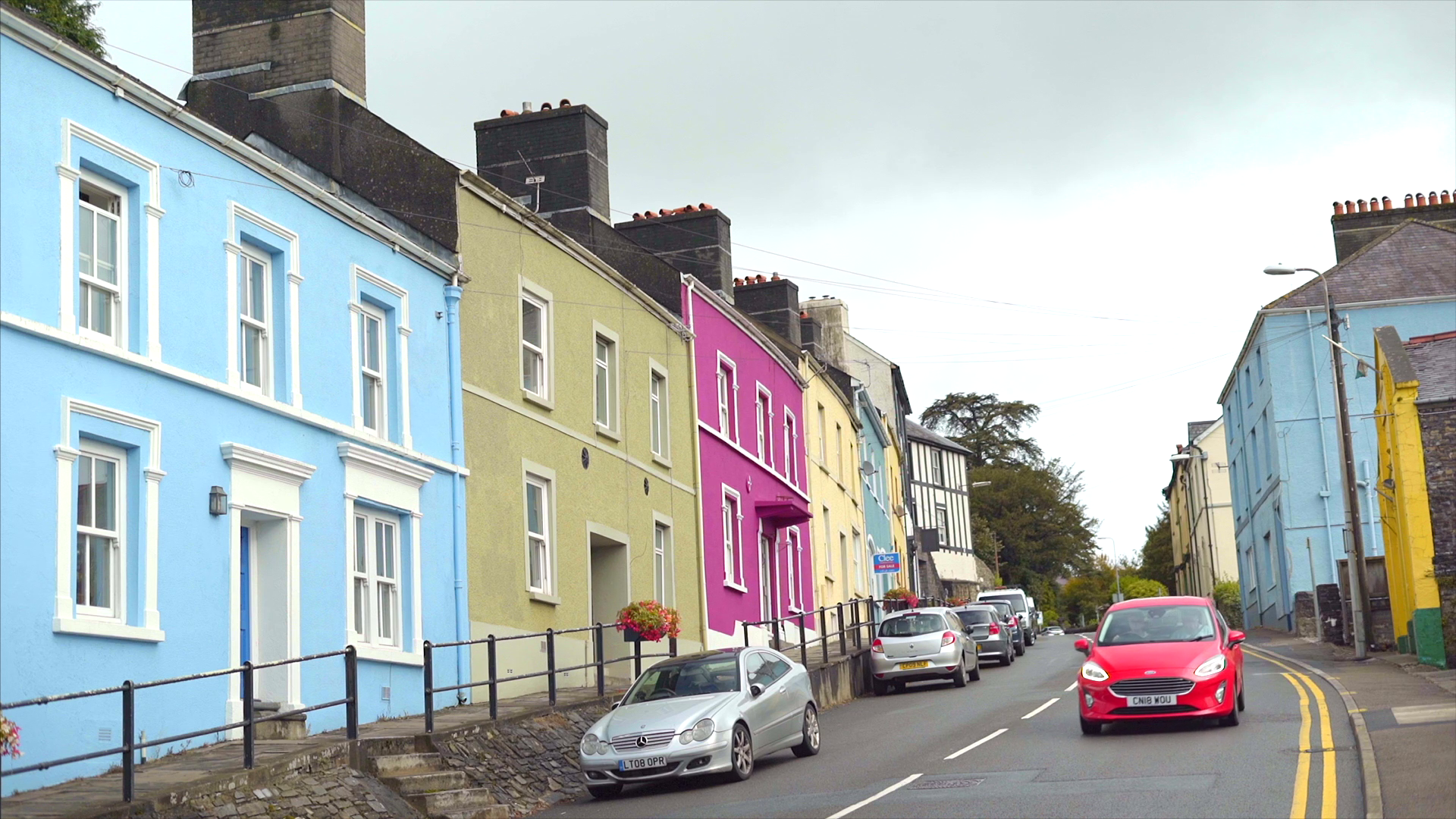 Bangunan di Desa Wales yang penuh warna.