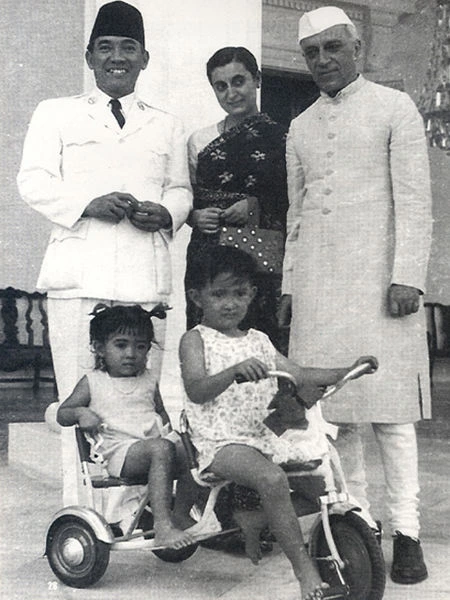 Foto Soekarno bersama anak-anaknya dan Perdana Menteri India, Pandit Jawaharlal Nehru.